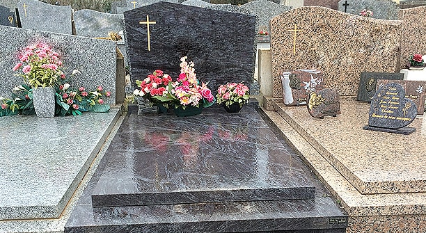 Pierre tombale dans un cimetière - vente articles funéraires var à frejus, saint raphael, Cristol-Ghio frejus, var et sainte maxime